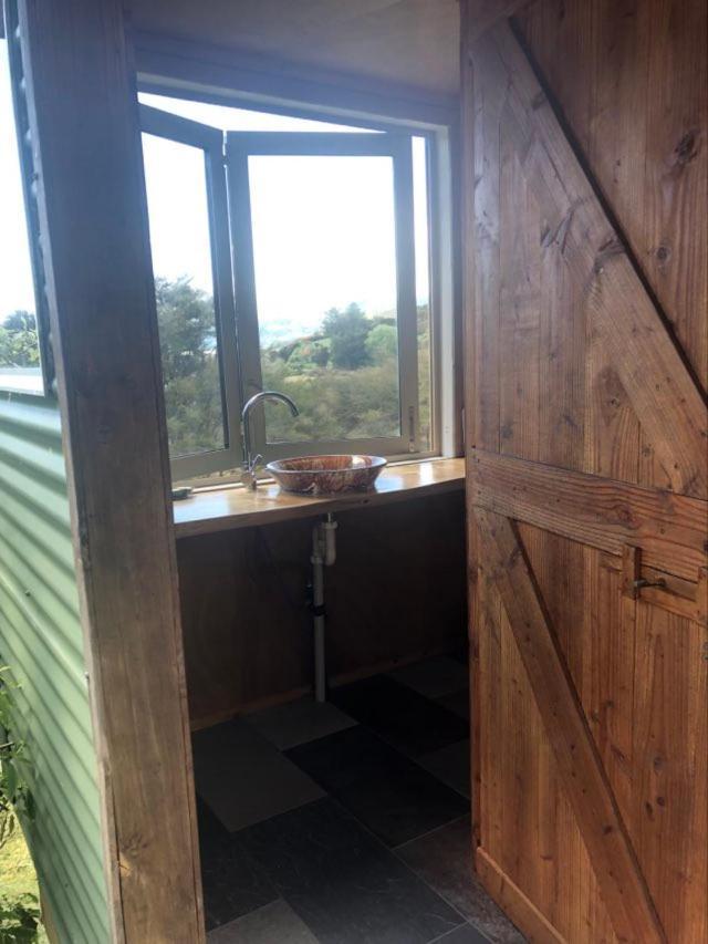 טקאקה Sunrise Cabin At First Light Rangihaeata Retreat מראה חיצוני תמונה